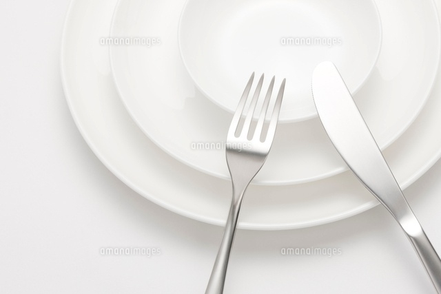 白バックのナイフとフォークと白い皿 の写真素材 イラスト素材 アマナイメージズ