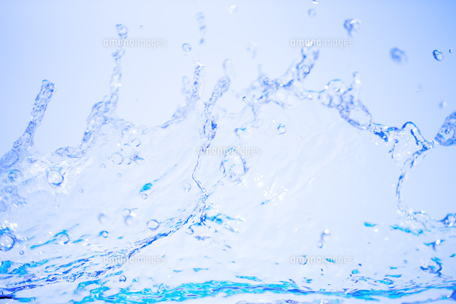 飛び散る水滴 の写真素材 イラスト素材 アマナイメージズ 飛び散る水滴 の写真素材 イラスト素材 アマナイメージズ