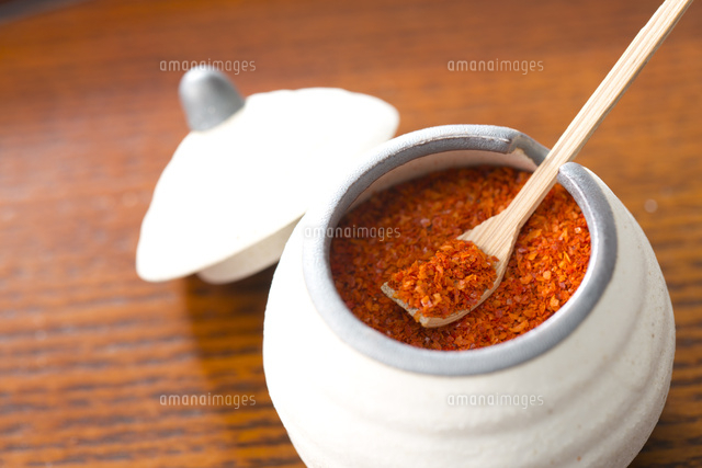 容器に入った一味唐辛子 の写真素材 イラスト素材 アマナイメージズ