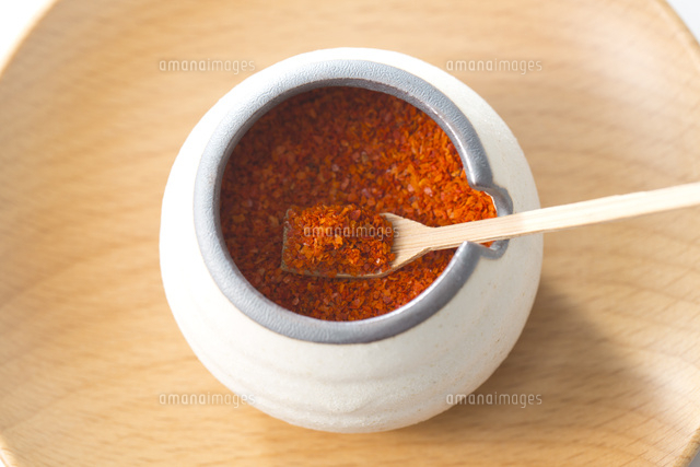 容器に入った一味唐辛子 の写真素材 イラスト素材 アマナイメージズ