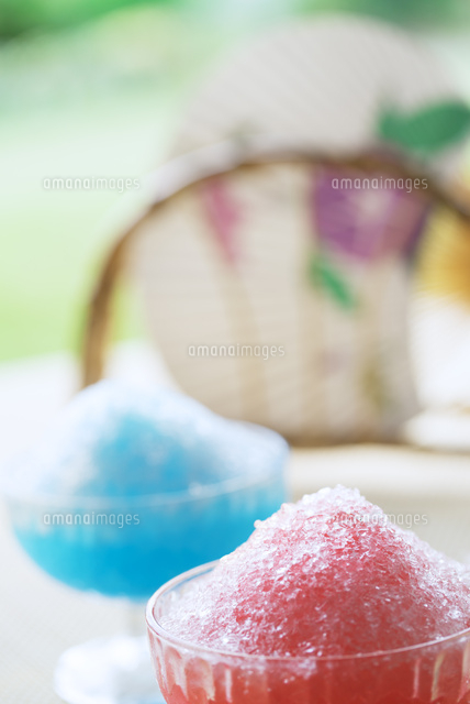 かき氷とうちわ の写真素材 イラスト素材 アマナイメージズ