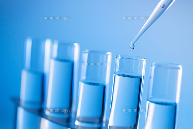 スポイトから試験管に落ちる液体 の写真素材 イラスト素材 アマナイメージズ