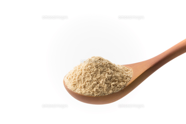 木製のスプーンときな粉 の写真素材 イラスト素材 アマナイメージズ