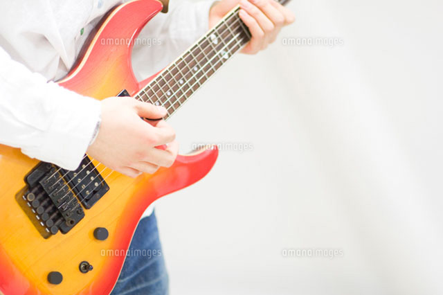 ギターを弾く男性 の写真素材 イラスト素材 アマナイメージズ