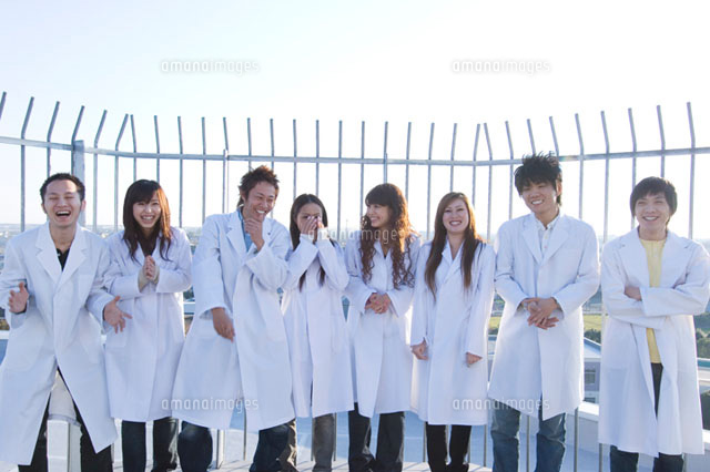 白衣を着た学生グループ の写真素材 イラスト素材 アマナイメージズ
