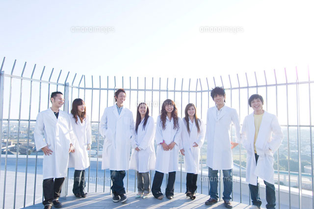 白衣を着た学生グループ の写真素材 イラスト素材 アマナイメージズ