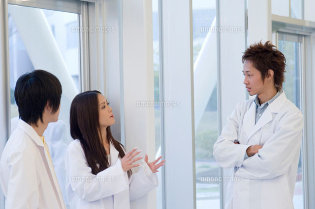 白衣を着た学生 の写真素材 イラスト素材 アマナイメージズ