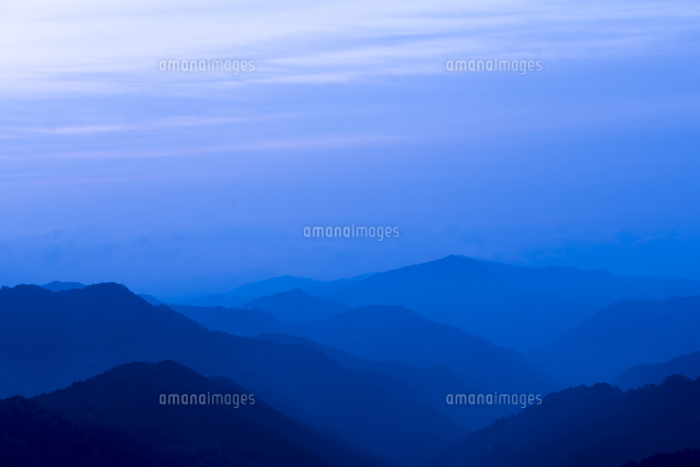 早朝の山並み の写真素材 イラスト素材 アマナイメージズ