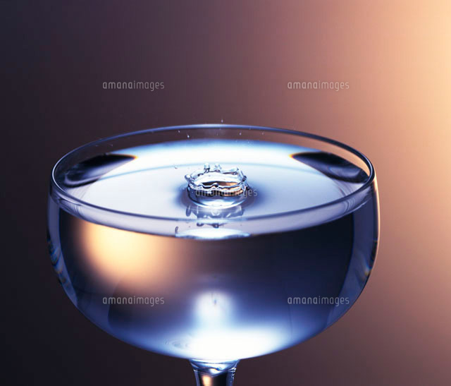 カクテルグラスにできたクラウン の写真素材 イラスト素材 アマナイメージズ