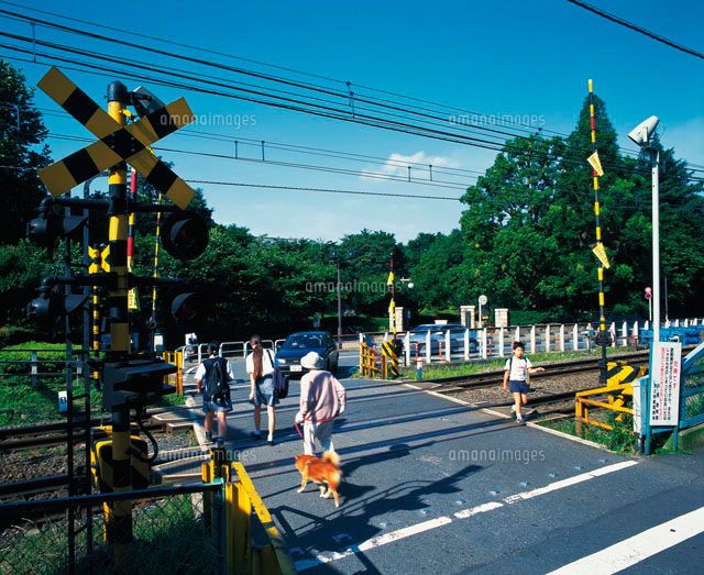 踏切 の写真素材 イラスト素材 アマナイメージズ