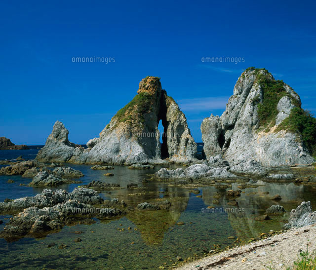佐渡 夫婦岩（七浦海岸）[28144017857]の写真・イラスト素材｜アマナ