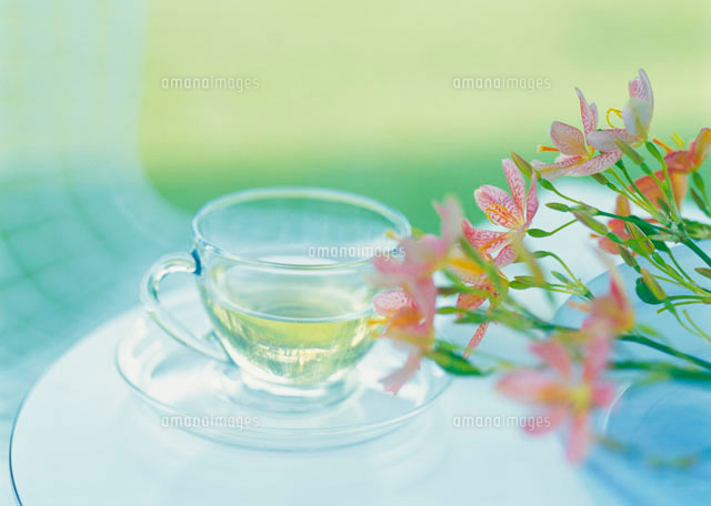 花とハーブティー の写真素材 イラスト素材 アマナイメージズ