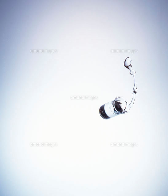 コップから落ちる水 の写真素材 イラスト素材 アマナイメージズ