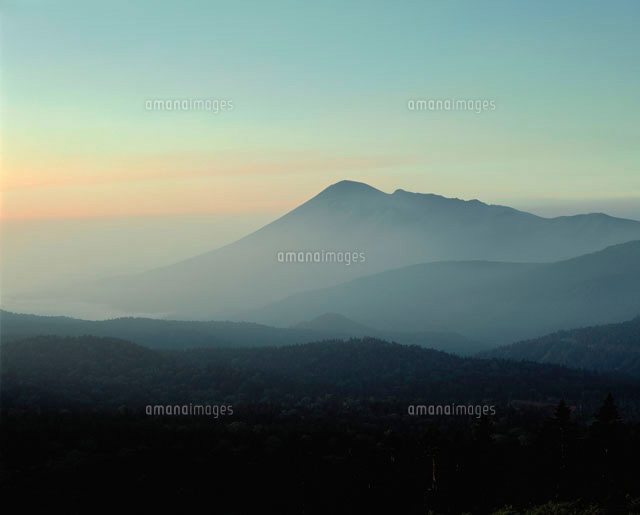 朝の山並みと岩手山 の写真素材 イラスト素材 アマナイメージズ