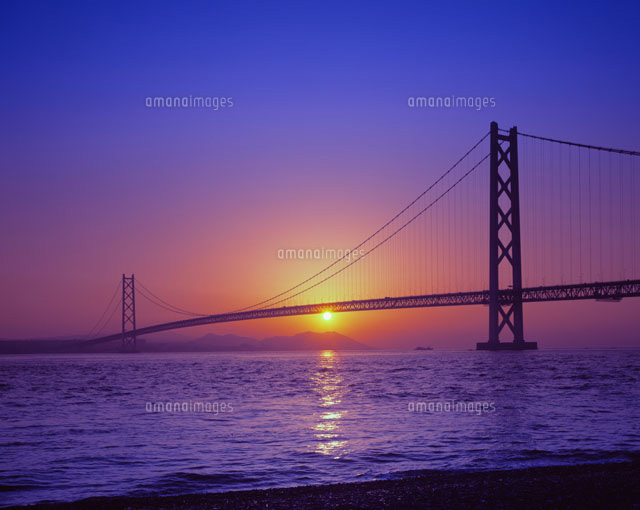 朝の明石海峡大橋 の写真素材 イラスト素材 アマナイメージズ