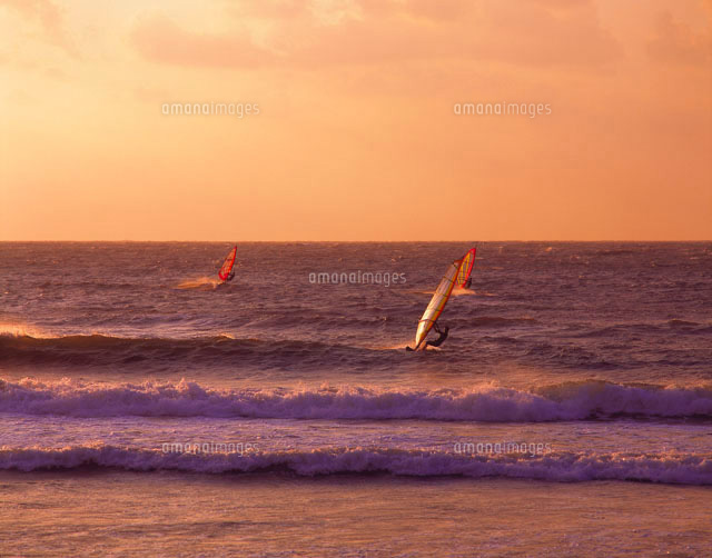 夕暮れの海とウィンドサーファー の写真素材 イラスト素材 アマナイメージズ