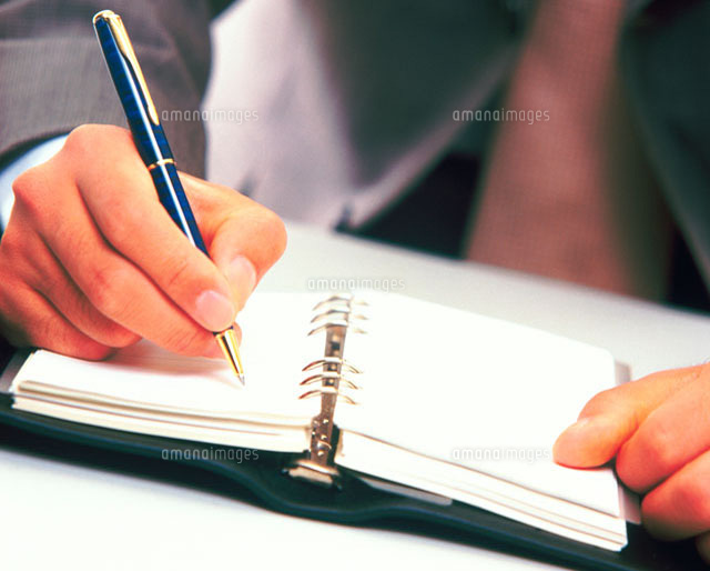 手帳に記入する男性 の写真素材 イラスト素材 アマナイメージズ