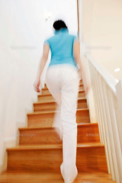 階段を上る女性の後ろ姿 の写真素材 イラスト素材 アマナイメージズ