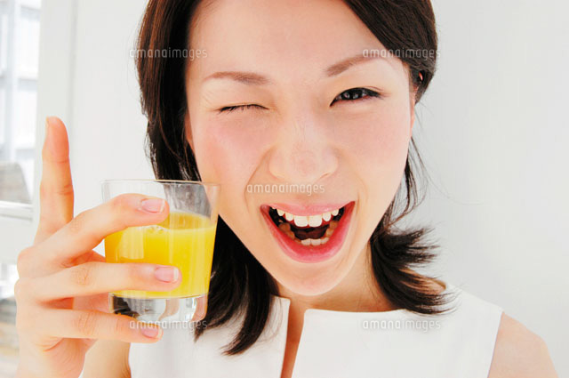 ジュースを飲む女性 の写真素材 イラスト素材 アマナイメージズ ジュースを飲む女性 の写真素材 イラスト素材 アマナイメージズ