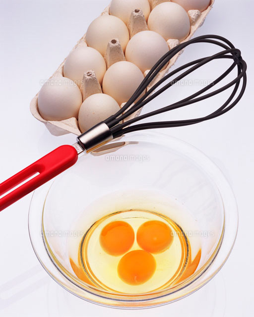 タマゴとボールと泡立て器 の写真素材 イラスト素材 アマナイメージズ