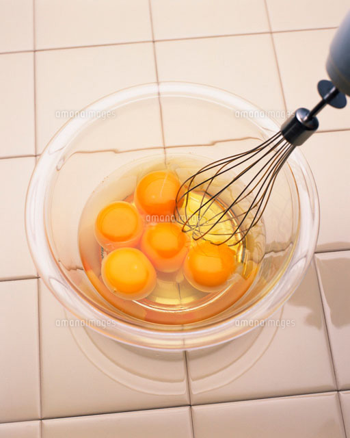 タマゴとハンドミキサー の写真素材 イラスト素材 アマナイメージズ