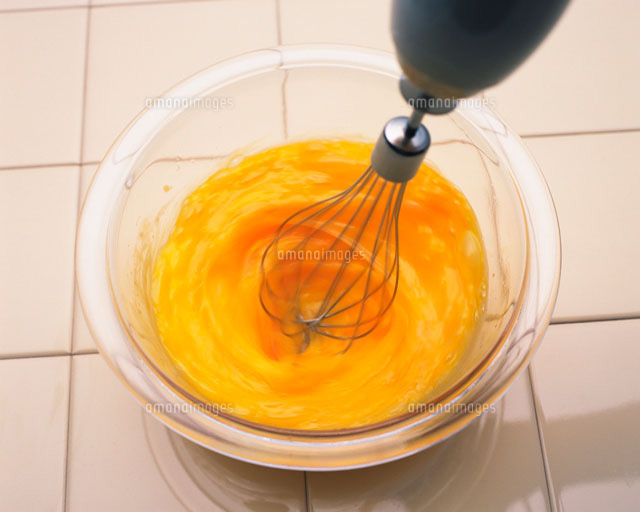 タマゴとハンドミキサー の写真素材 イラスト素材 アマナイメージズ