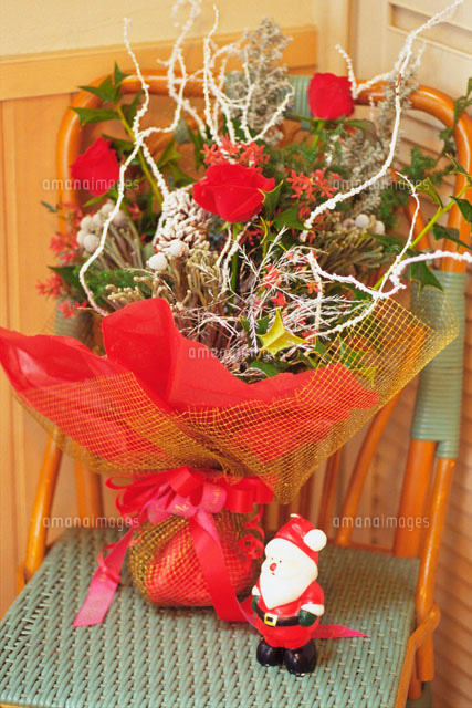 クリスマスラッピングの花束 の写真素材 イラスト素材 アマナイメージズ