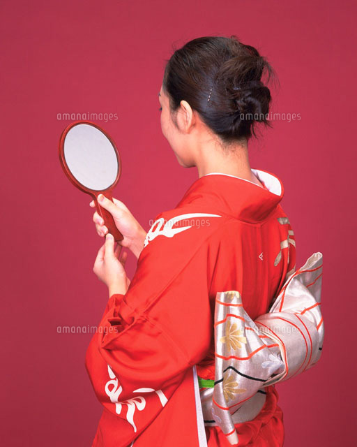 鏡を覗く着物の女性[28144098372]の写真・イラスト素材｜アマナイメージズ