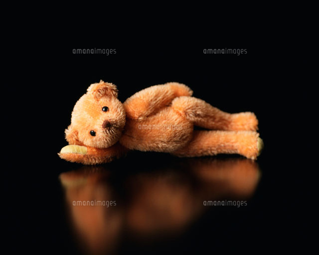 寝そべるテディーベア[28144098425]の写真・イラスト素材｜アマナ