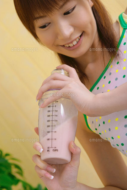 プロテインを飲む女性 の写真素材 イラスト素材 アマナイメージズ