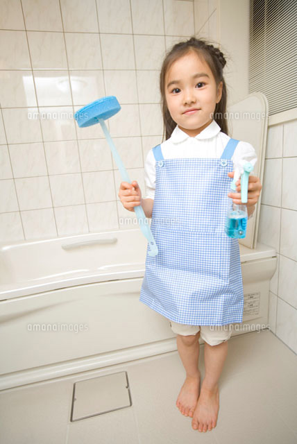 風呂掃除をする子供 の写真素材 イラスト素材 アマナイメージズ