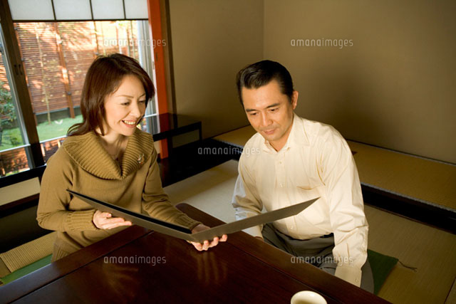 メニューを選ぶ夫婦 28174005953 の写真素材 イラスト素材 アマナイメージズ