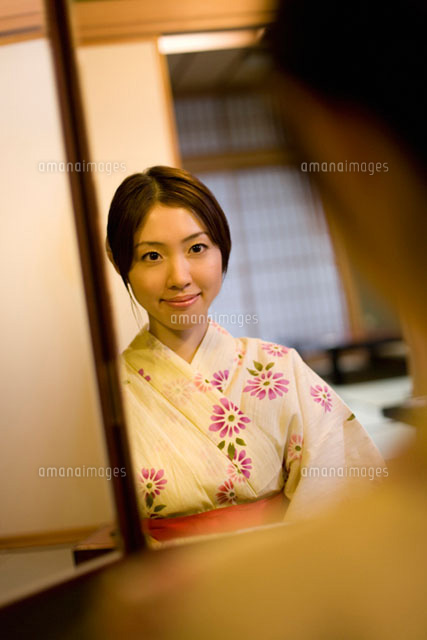 鏡に映る女性 の写真素材 イラスト素材 アマナイメージズ