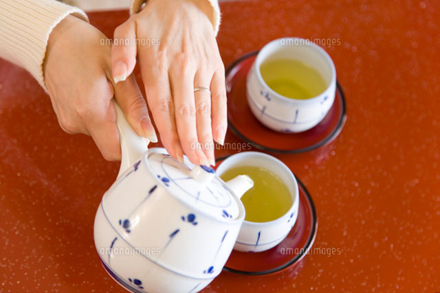 お茶を入れる手元 の写真素材 イラスト素材 アマナイメージズ