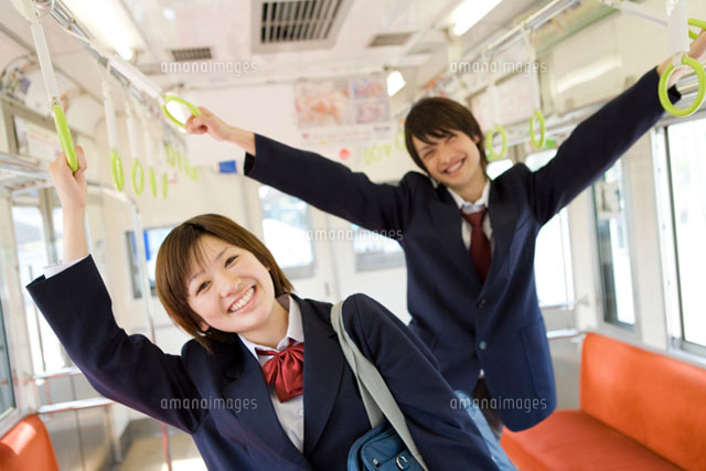 電車の中でおどけたポーズをとる高校生たち の写真素材 イラスト素材 アマナイメージズ