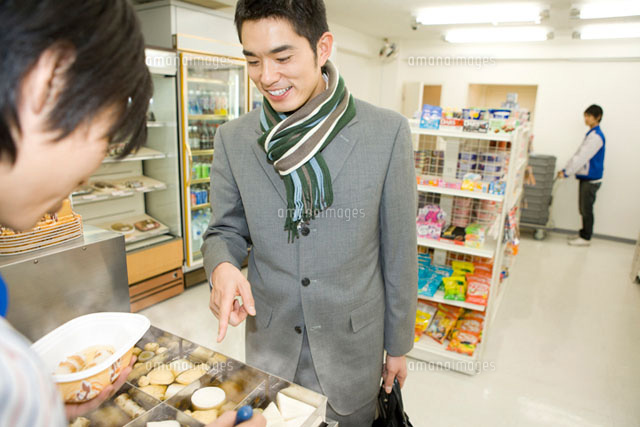 コンビニでおでんを買う男性 の写真素材 イラスト素材 アマナイメージズ