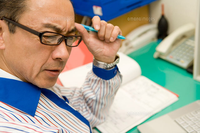 悩むコンビニの店長 28174009258 の写真素材 イラスト素材 アマナイメージズ