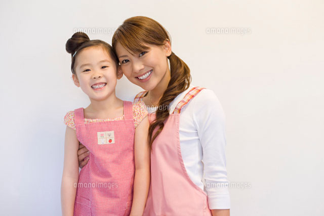 エプロン姿の親子 の写真素材 イラスト素材 アマナイメージズ