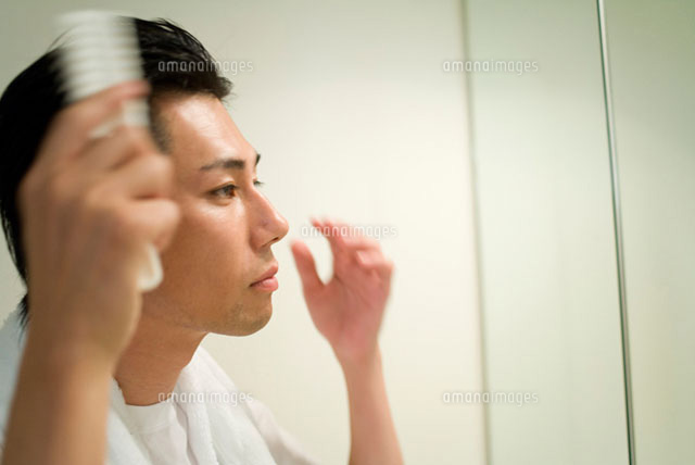 ブラシで髪を整える男性 の写真素材 イラスト素材 アマナイメージズ