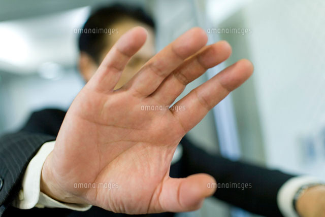 カメラのレンズを手で塞ごうとする男性 28174010709 の写真素材 イラスト素材 アマナイメージズ