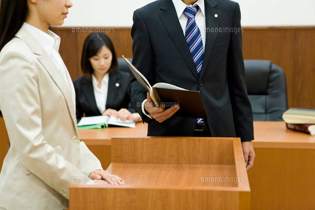 証言台に立つ女性に話しかける検事 の写真素材 イラスト素材 アマナイメージズ