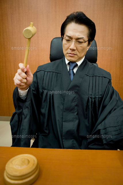 判決を下す裁判官 の写真素材 イラスト素材 アマナイメージズ