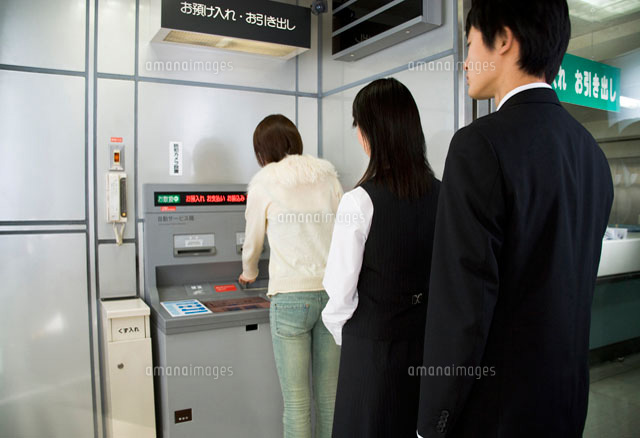 ａｔｍと並ぶ人 の写真素材 イラスト素材 アマナイメージズ