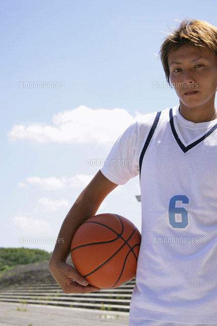 バスケットボールを持つ男性 の写真素材 イラスト素材 アマナイメージズ