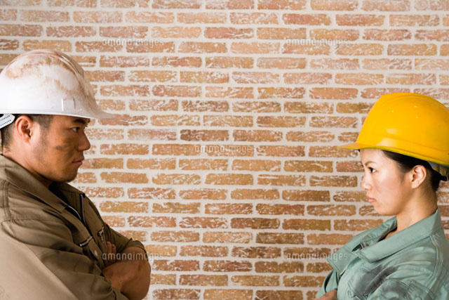 にらみあう作業員 の写真素材 イラスト素材 アマナイメージズ