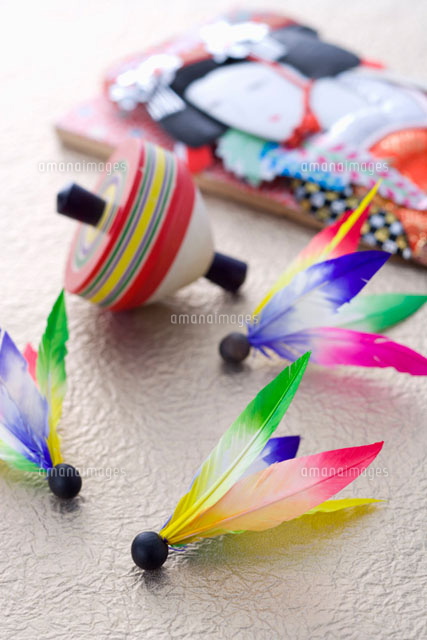 正月の羽子板と羽と駒 の写真素材 イラスト素材 アマナイメージズ