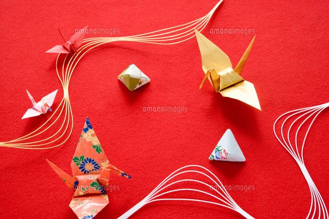 折り鶴の正月イメージ の写真素材 イラスト素材 アマナイメージズ