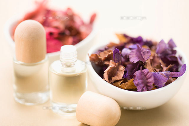 エッセンシャルオイルとハーブポプリ の写真素材 イラスト素材 アマナイメージズ