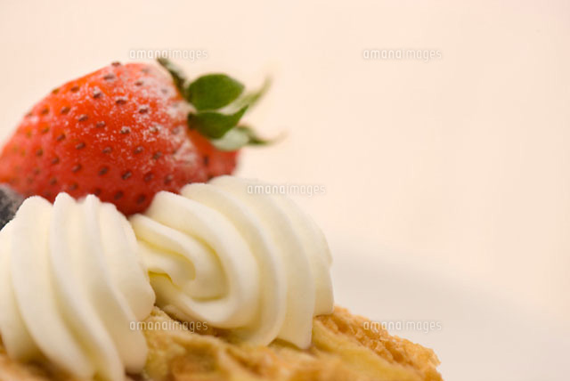 いちごのミルフィーユ の写真素材 イラスト素材 アマナイメージズ