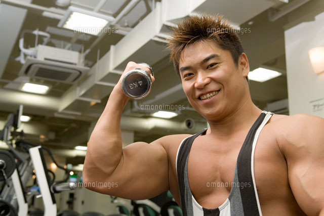 ダンベルを持ち上げる日本人男性[28182000650]の写真・イラスト素材